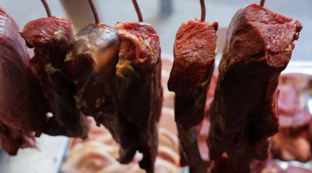تُعدّ اللحوم الحمراء من المصادر الممتازة لفيتامين «B12» (أرشيفية - رويترز)