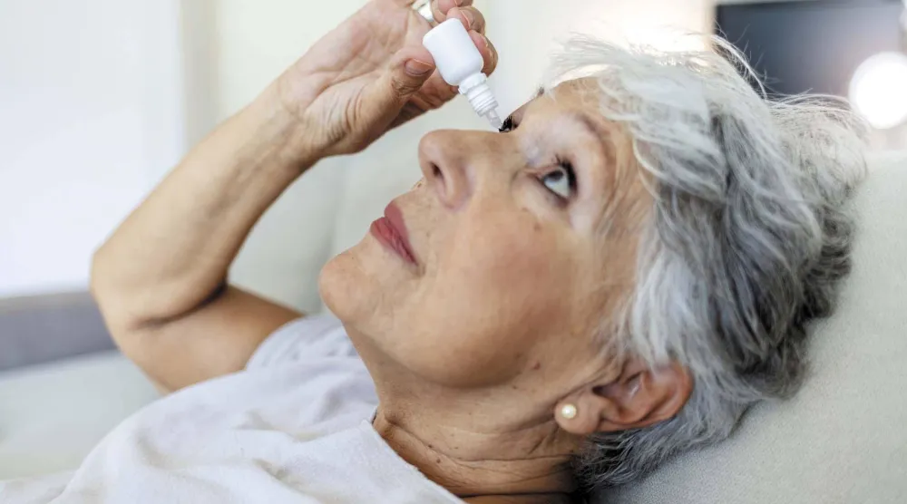 قطرات العين... بدلاً من نظارات القراءة