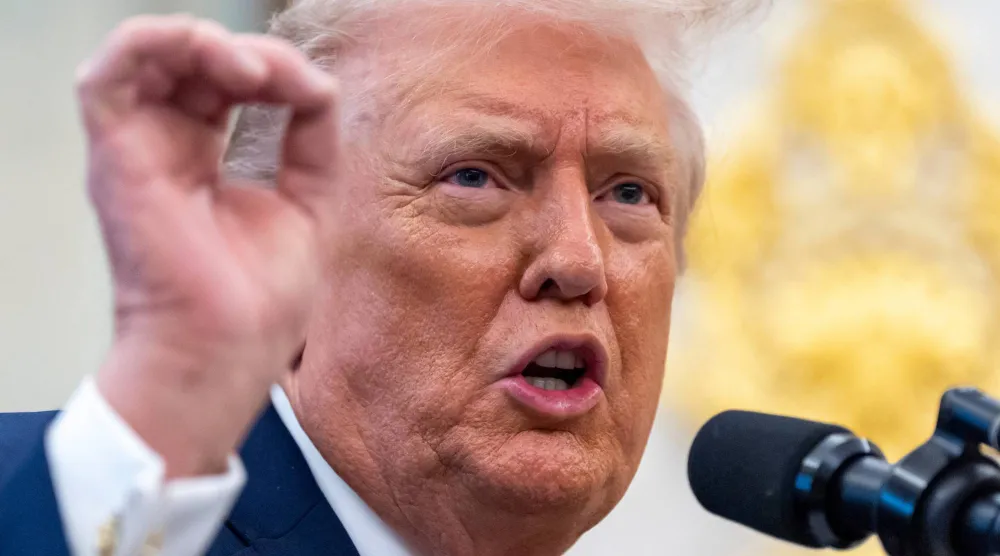 دونالد ترمب يتحدث خلال حفل تقديم ميدالية الدفاع على الحدود المكسيكية في المكتب البيضاوي يوم 15 ديسمبر 2025 (أ.ب)