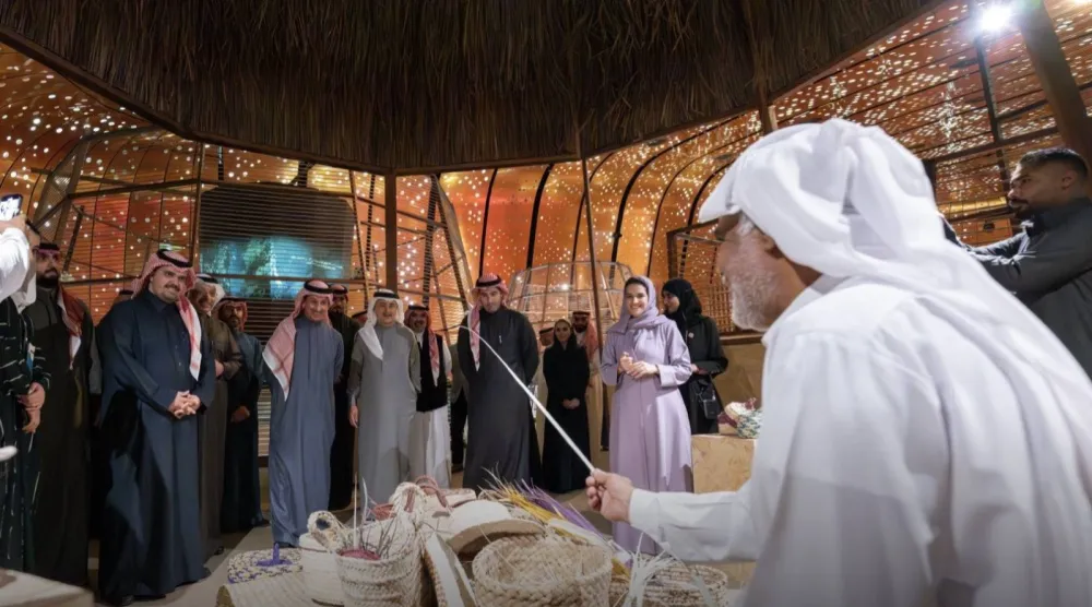 وزير السياحة مع رئيس «أرامكو السعودية» يقوم بجولة في مركز الملك عبد العزيز الثقافي العالمي في المنطقة الشرقية (الشرق الأوسط)