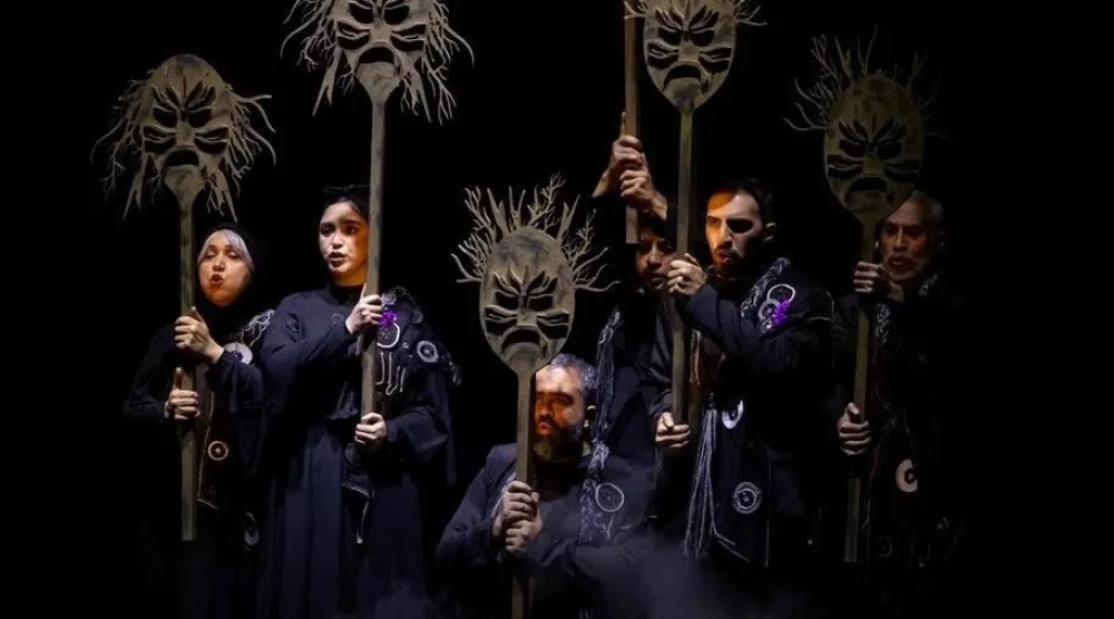 مشهد من مسرحية «تكلم حتى أراك» في أول أيام المهرجان (هيئة المسرح)