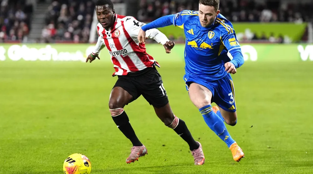 14 December 2025, United Kingdom, London: Sunderland's Habib Diarra (L) and Leeds United's Gabriel Gudmundsson battle for the ball during the English Premier League soccer match between Brentford and Leeds United at the Gtech Community Stadium. (dpa)