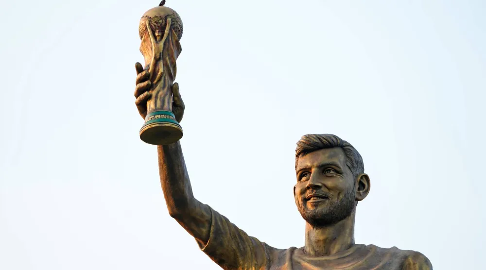 تمثالٌ لنجم كرة القدم الأرجنتيني ليونيل ميسي (أ.ب)
