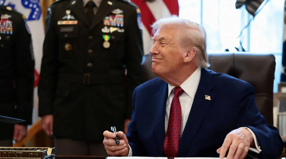 الرئيس الأميركي دونالد ترمب يبدي ردة فعل أثناء استعداده لتوقيع أمر تنفيذي يصنف «الفنتانيل» كـ«سلاح دمار شامل» (رويترز)