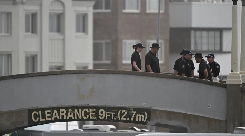 Adli tıp uzmanları, Sydney'deki Bondi Plajı'nda silahlı saldırganların ateş açtığı köprüde duruyor (EPA)