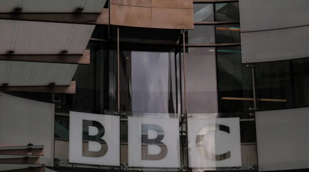 شعار هيئة الإذاعة البريطانية (بي بي سي) على مكتبها في لندن (أ.ف.ب)