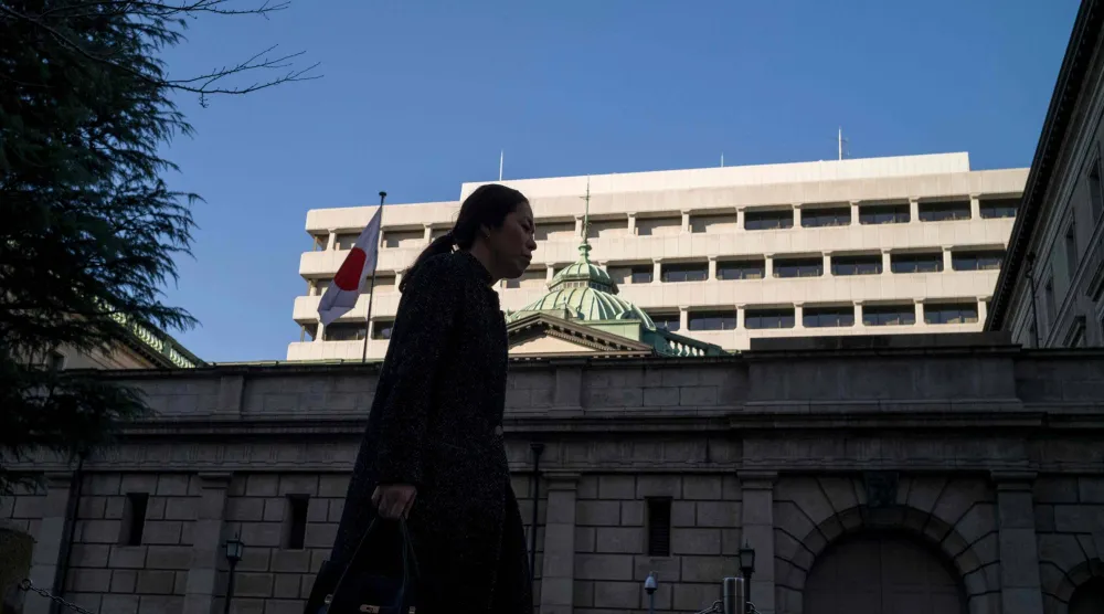 علم اليابان مرفوع على مقر البنك المركزي في وسط العاصمة طوكيو (أ.ف.ب)