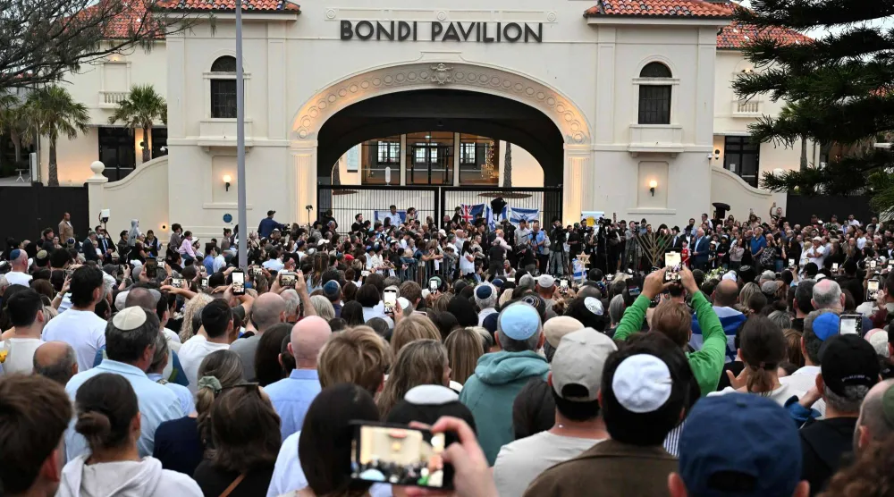 تجمّع المشيّعون في جناح بوندي لإحياء ذكرى ضحايا حادث إطلاق النار على شاطئ بوندي في سيدني بتاريخ 16 ديسمبر 2025. وقد وافق قادة أستراليا على تشديد قوانين حيازة الأسلحة بعد أن قتل مهاجمون 15 شخصاً بمهرجان يهودي على شاطئ بوندي في أسوأ حادث إطلاق نار جماعي منذ عقود (أ.ف.ب)