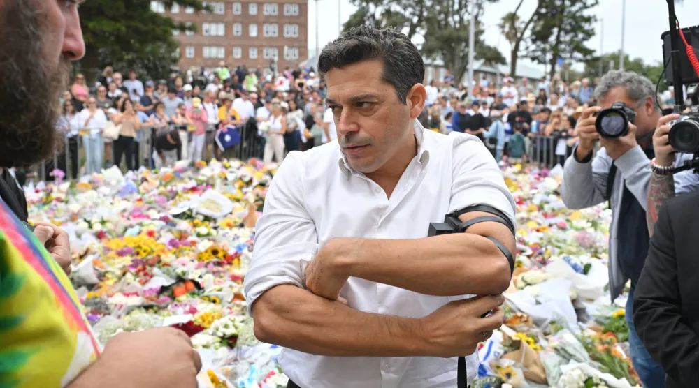 وزير شؤون الشتات الإسرائيلي عميحاي شيكلي يستعد للصلاة عند نصب تذكاري لضحايا الهجوم على شاطئ سيدني اليوم الثلاثاء (إ.ب.أ)