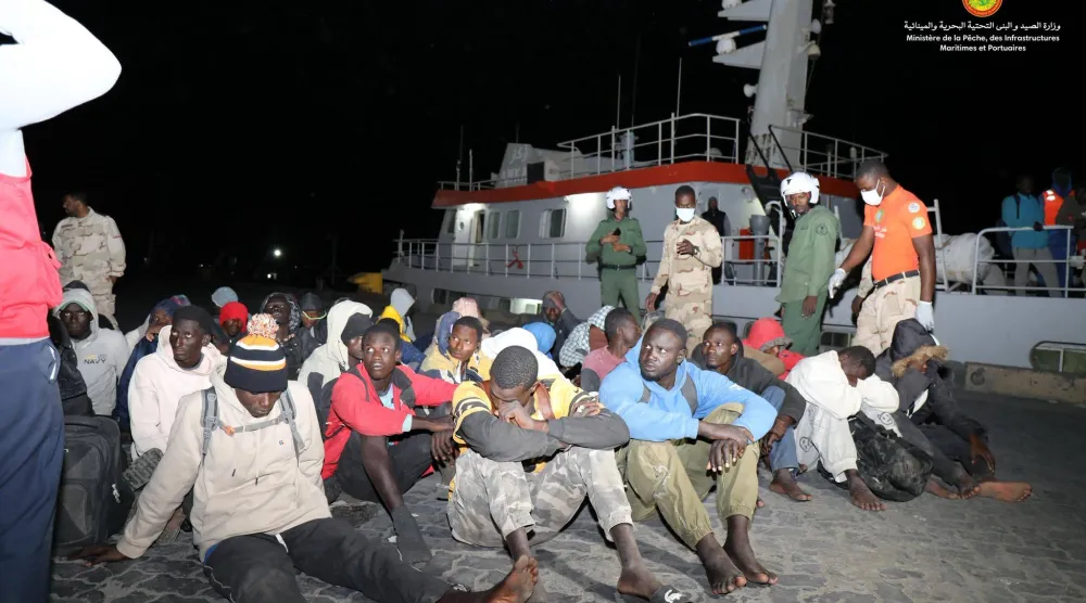 بعض ركاب الزورق الذين نجوا من موت محقق (وزارة الصيد الموريتانية) 