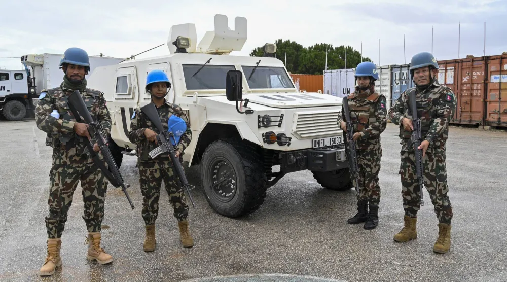 عناصر من «اليونيفيل» خلال دورية في بلدة ميس الجبل بجنوب لبنان (إ.ب.أ)