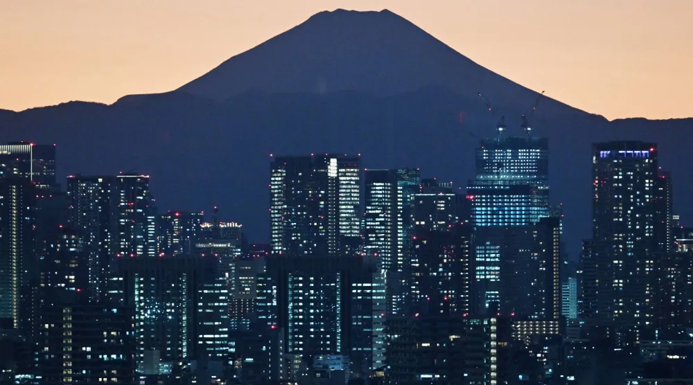 جبل فوجي كما يبدو على تخوم العاصمة اليابانية طوكيو (أ.ف.ب)