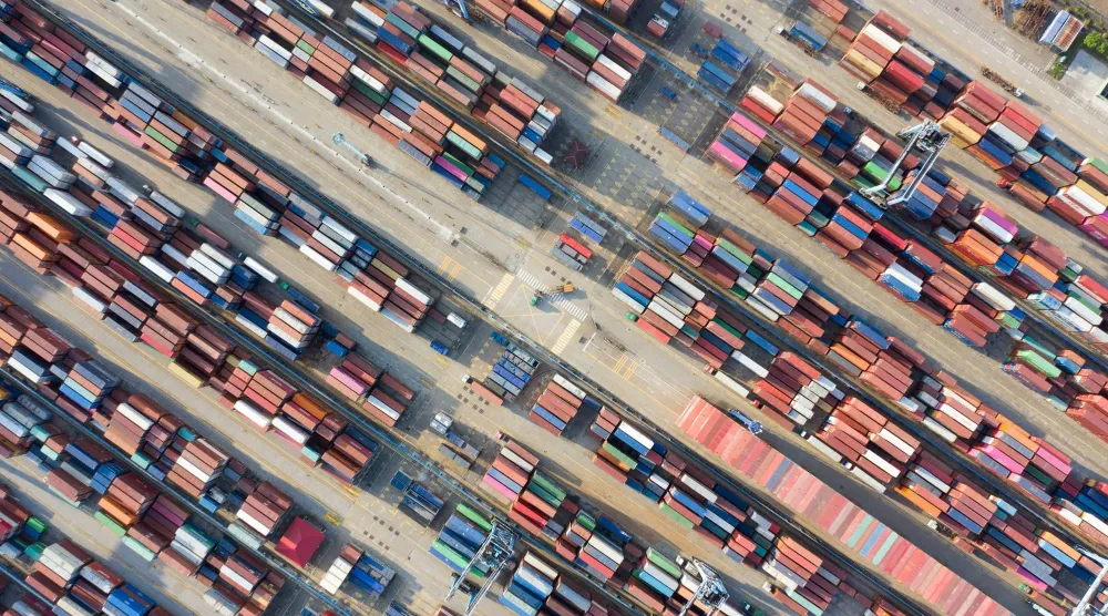 آلاف الحاويات المعدة للشحن في ميناء نينغبو شرق الصين (رويترز)