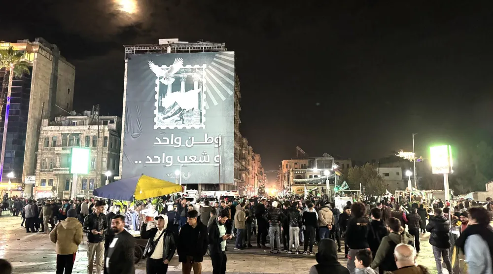 سوريون يحتفلون في الساحات العامة بسقوط نظام الأسد 8 ديسمبر 2025 (الشرق الأوسط)