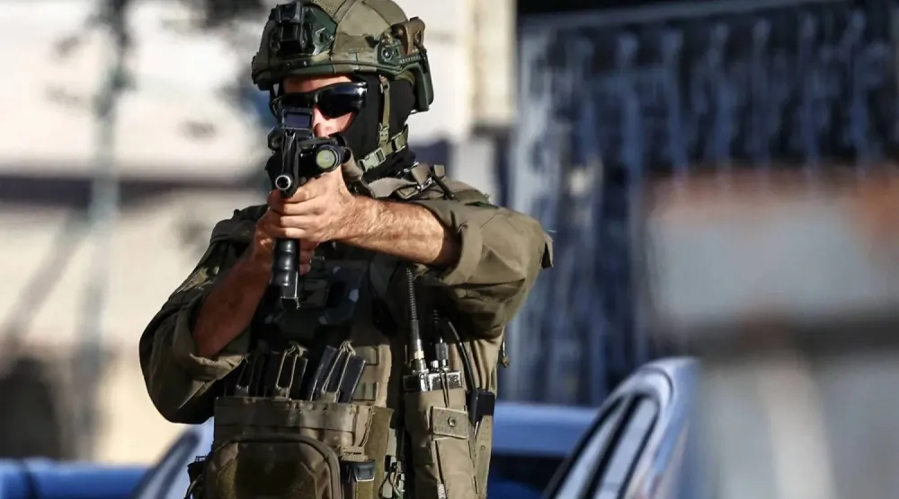 جندي إسرائيلي يصوّب سلاحه خلال دورية في رام الله (أرشيفية - أ.ف.ب)
