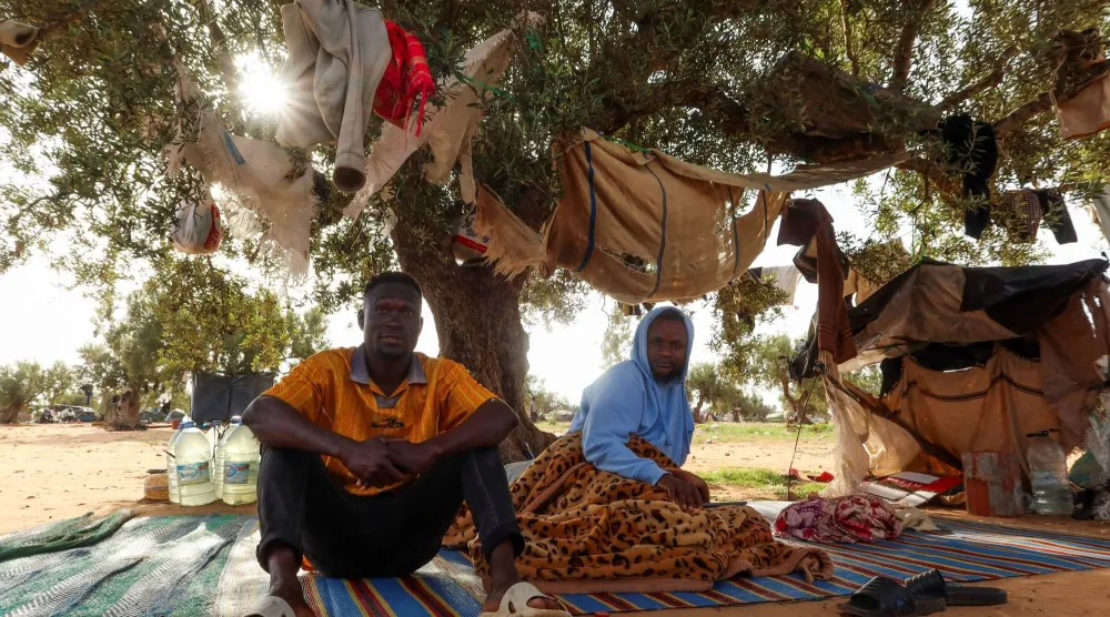 مهاجرون أفارقة في صفاقس (رويترز)