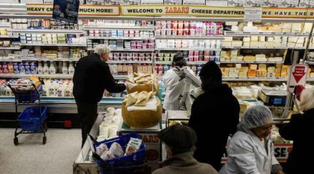 يتسوق الناس في سوبرماركت بمدينة نيويورك (رويترز)