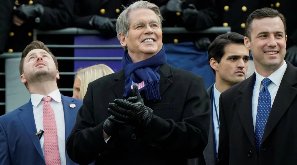 سكوت بيسنت قبل مباراة كرة القدم السنوية بين فريقي الجيش والبحرية في بالتيمور بماريلاند (رويترز)