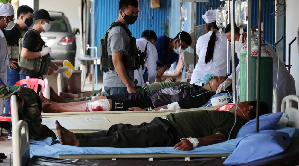 جنود كمبوديون مصابون نُقلوا من الخطوط الأمامية يرقدون على أسِرَّة مستشفى أو شروف وسط اشتباكات بين تايلاند وكمبوديا على طول منطقة حدودية متنازع عليها بمحافظة بانتي مينتشي بكمبوديا في 14 ديسمبر 2025 (رويترز)
