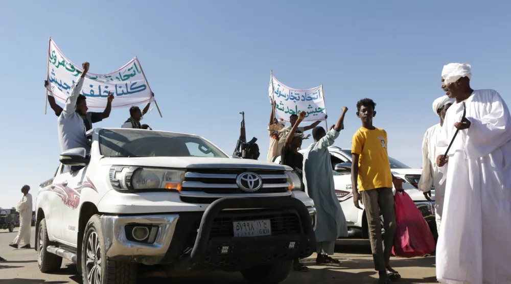 سودانيون يتظاهرون دعماً للجيش في مروي الأحد 13 ديسمبر الجاري (إ.ب.أ)