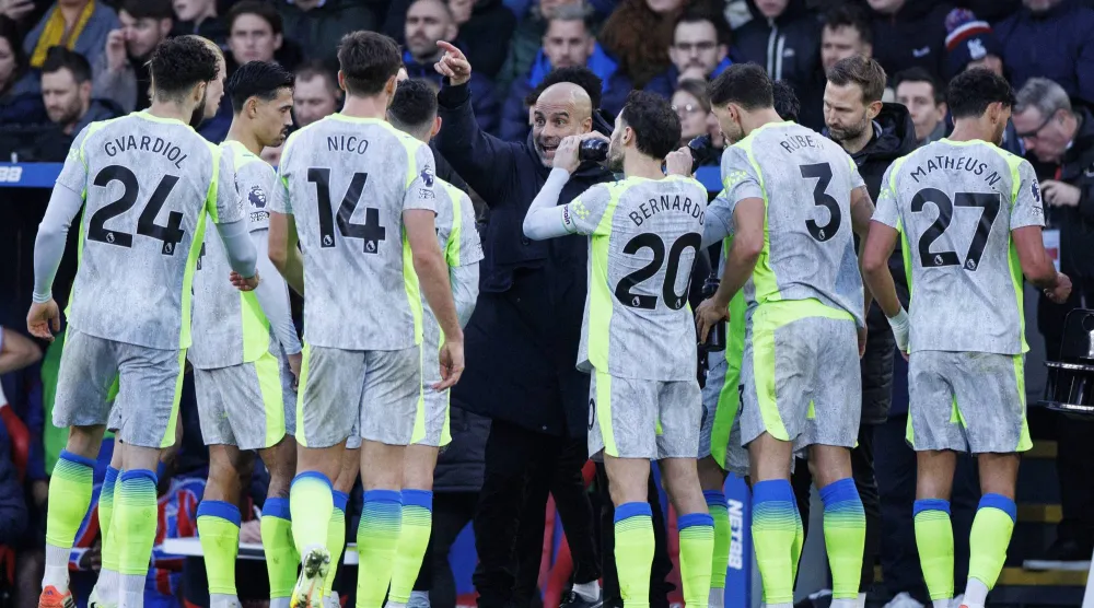 بيب غوارديولا مدرب مانشستر سيتي ولاعبيه (إ.ب.أ)