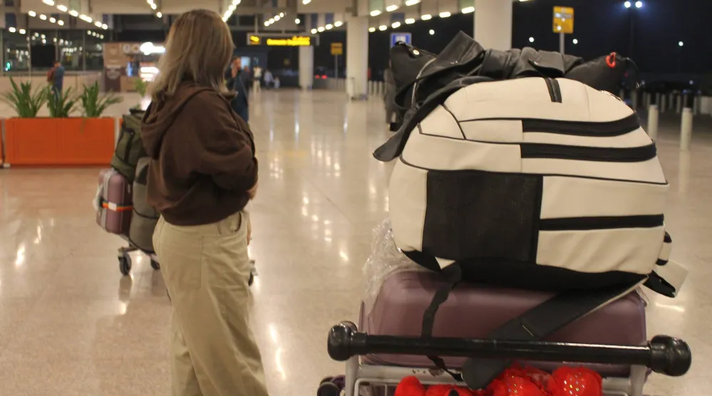 صورة ملتقطة في 3 نوفمبر 2025 في العاصمة الباكستانية إسلام آباد تظهر امرأة أفغانية تنتظر في المطار قبل مغادرتها إلى ألمانيا (د.ب.أ)
