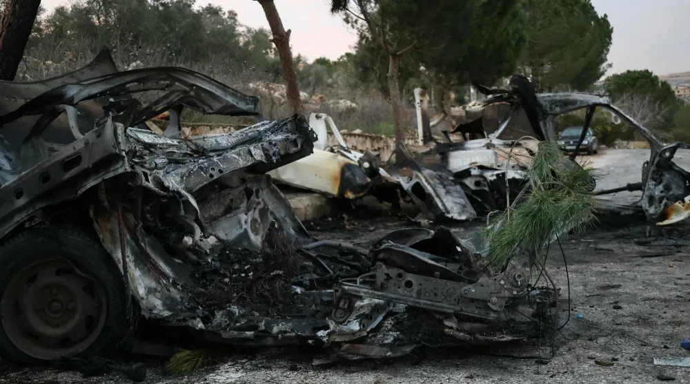 حطام سيارة استهدفتها غارة إسرائيلية في بلدة العديسة الحدودية مع إسرائيل بجنوب لبنان وأسفرت عن سقوط قتيل (أ.ف.ب)