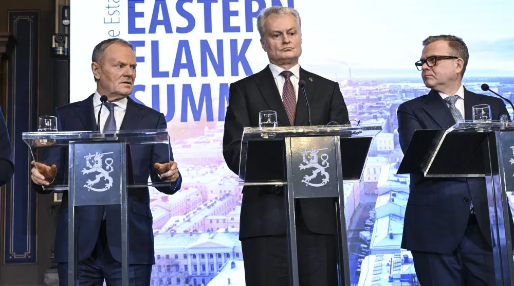 رئيس الوزراء البولندي دونالد توسك (يسار) ورئيس ليتوانيا جيتاناس ناوسيدا (وسط) ورئيس الوزراء الفنلندي بيتري أوربو (يمين) خلال المؤتمر الصحافي لقمة الجبهة الشرقية في «الناتو» في هلسنكي... فنلندا 16 ديسمبر 2025 (إ.ب.أ)