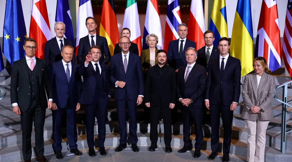 الرئيس الأوكراني فولوديمير زيلينسكي وصهر الرئيس الأميركي دونالد ترمب جاريد كوشنر والمبعوث الأميركي الخاص ستيف ويتكوف والمستشار الألماني فريدريش ميرتس يلتقطون صورة جماعية مع القادة الأوروبيين في مقر المستشارية الألمانية ببرلين 15 ديسمبر 2025 (رويترز)