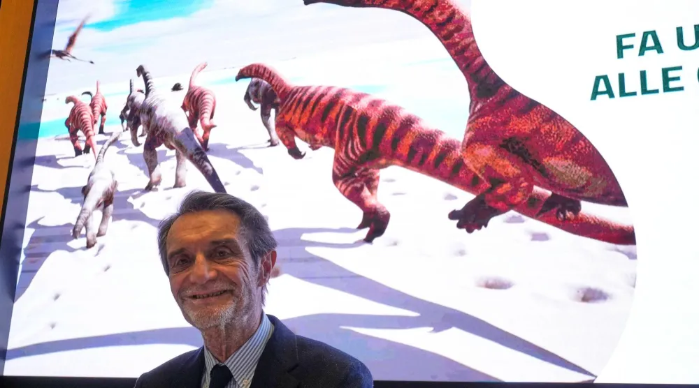 أقدام الديناصورات التي اكتشفها علماء حفريات إيطاليون (أ.ب)