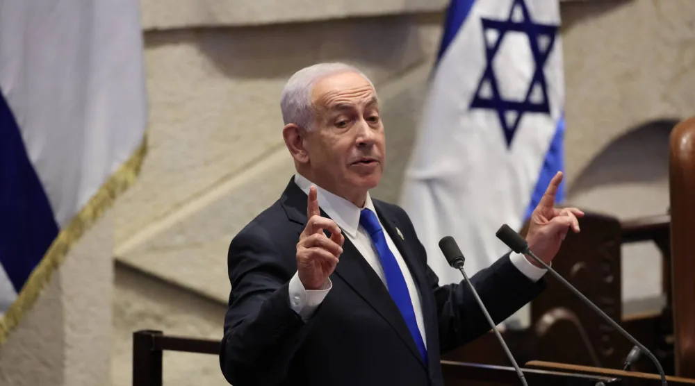 رئيس الوزراء الإسرائيلي بنيامين نتنياهو يلقي خطاباً خلال جلسة عامة للكنيست في القدس 8 ديسمبر 2025 (إ.ب.أ)