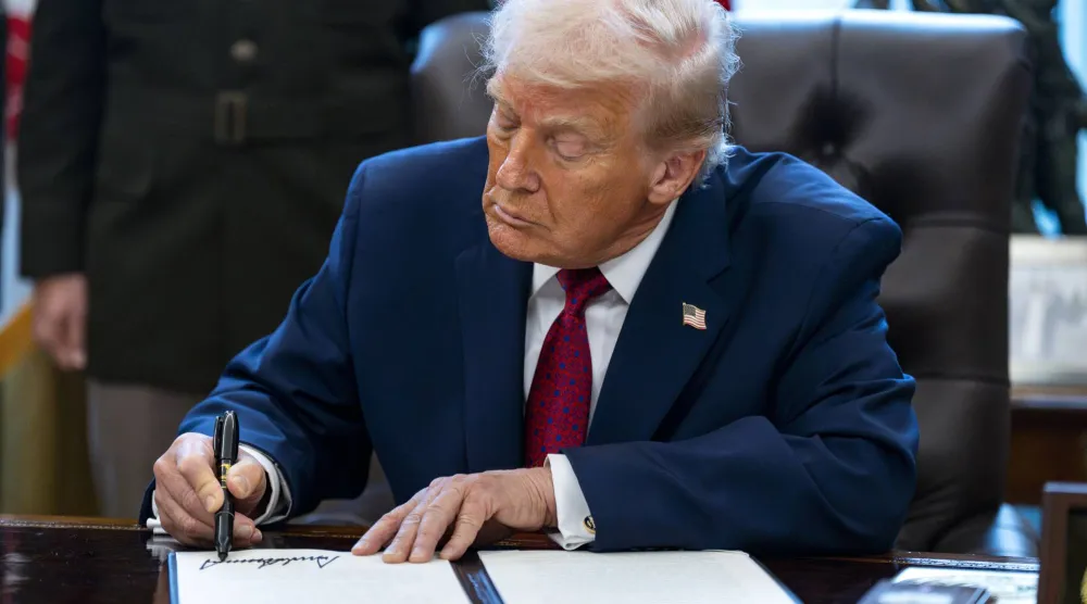 الرئيس الأميركي دونالد ترمب يوقّع أمراً تنفيذياً يصنّف الفنتانيل بأنه سلاح دمار شامل في المكتب البيضاوي بالبيت الأبيض في العاصمة واشنطن يوم 15 ديسمبر 2025 (إ.ب.أ) 