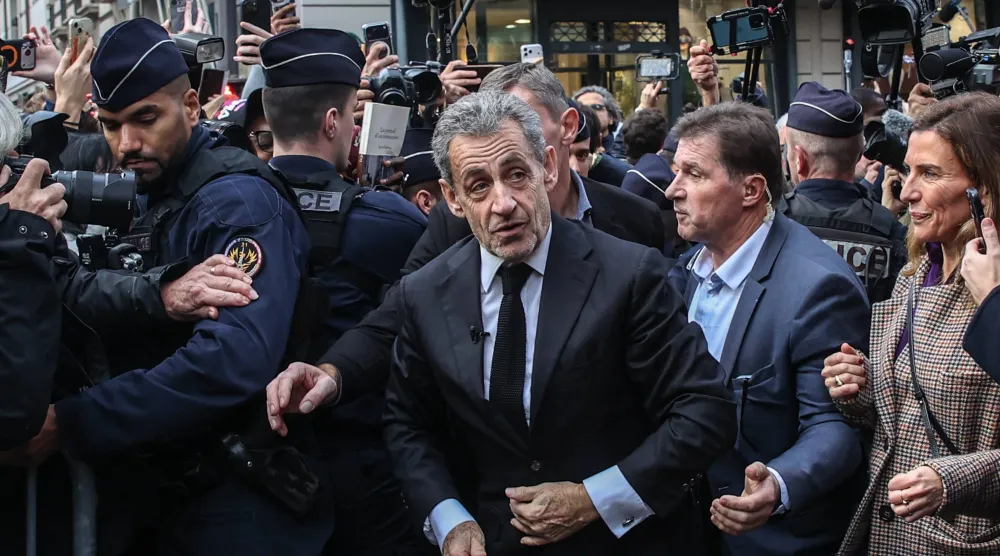 الرئيس الفرنسي السابق نيكولا ساركوزي يصل لتوقيع نسخ من كتابه «مذكرات سجين» (Le journal d'un prisonnier)، الذي يروي فيه فترة احتجازه التي دامت ثلاثة أسابيع في مكتبة «لا مارتين» بباريس في فرنسا 10 ديسمبر 2025 (إ.ب.أ)
