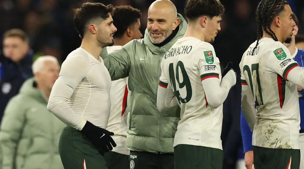 مدرب تشيلسي انزو ماريسكا يحتفل مع لاعبيه بالفوز على كارديف (أ.ف.ب)