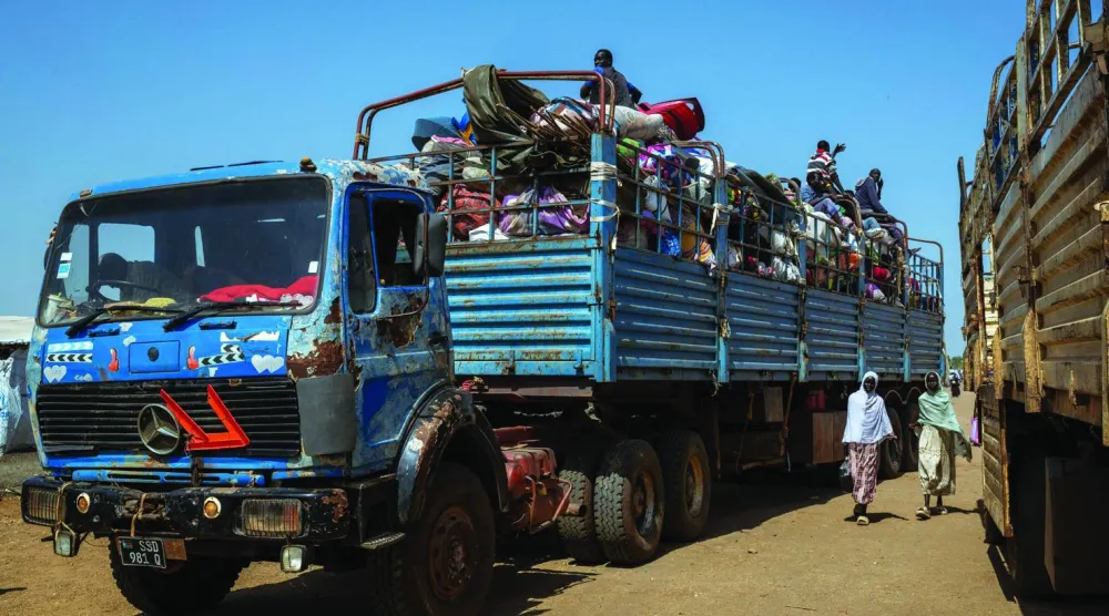 شاحنة محمّلة بممتلكات شخصية لعائلات نازحة تنتظر مغادرة نقطة حدودية في مقاطعة الرنك بجنوب السودان (أرشيفية - أ.ف.ب)
