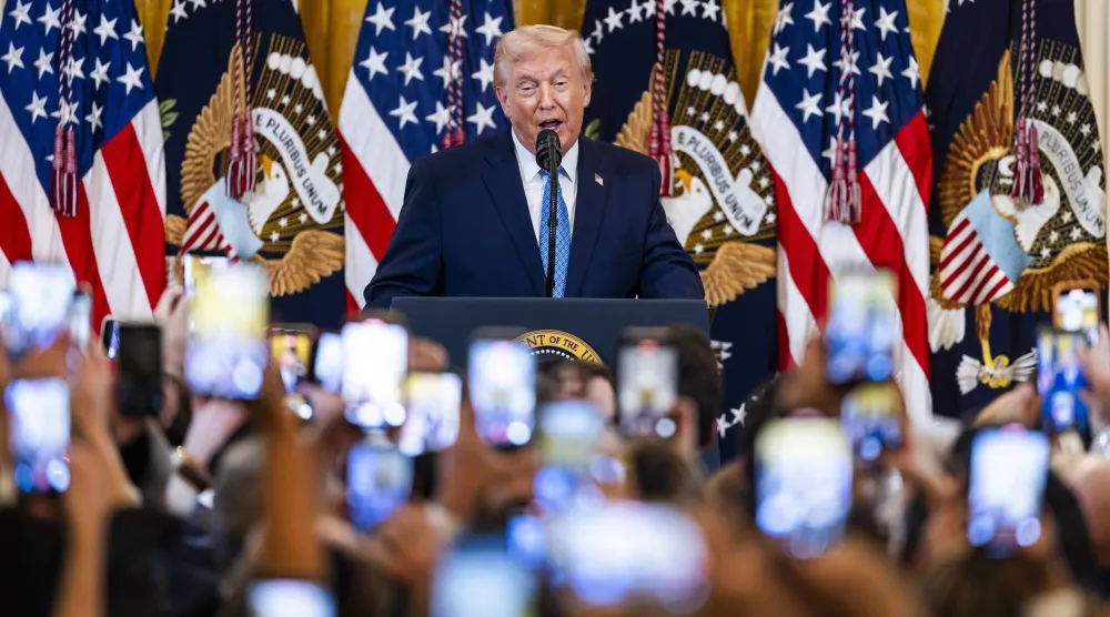 ترمب متحدثا خلال حفلة استقبال لمناسبة عيد حانوكا في البيت الأبيض (إ.ب.أ)