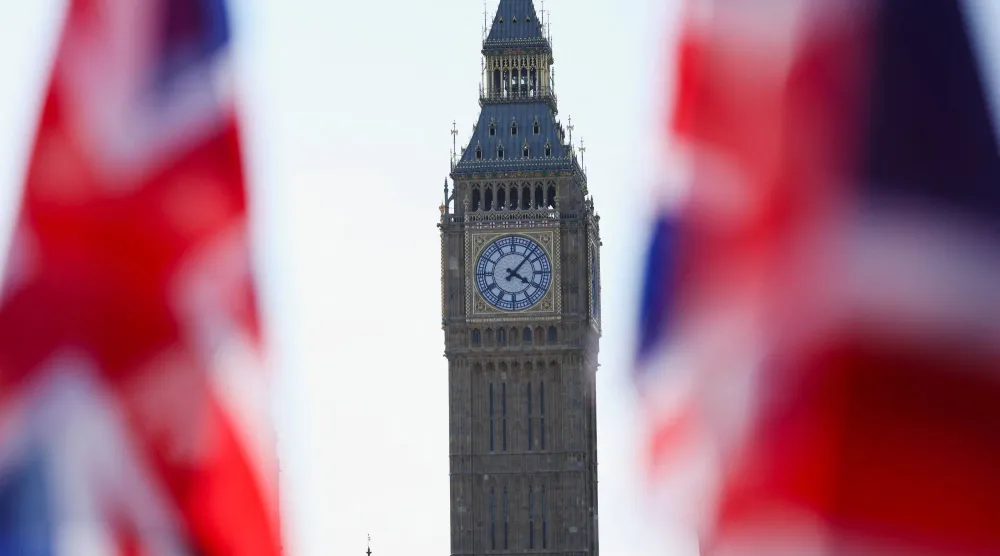 أعلام بريطانيا ترفرف قرب بيغ بن في ساحة البرلمان بلندن (رويترز)