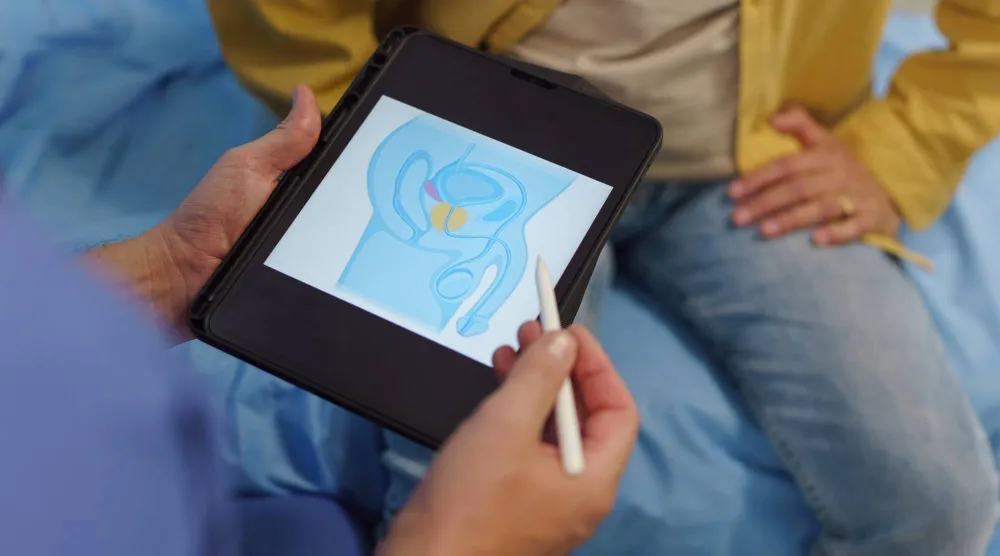 طبيب يتناقش مع مريض حول صحة البروستاتا