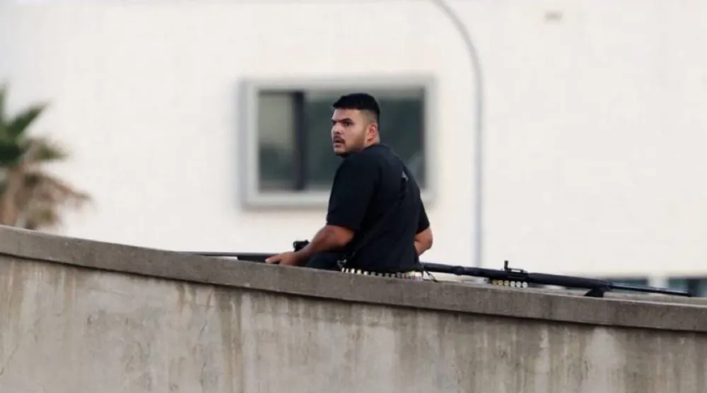 صورة نشرتها وسائل إعلام أسترالية لنافيد أكرم خلال الهجوم على شاطئ بوندي