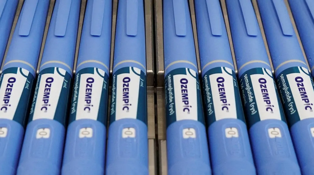 أقلام دواء أوزمبيك لعلاج السكري موضوعة على خط إنتاج لتعبئتها في موقع شركة نوفو نورديسك الدنماركية للأدوية بهيليرود (رويترز)