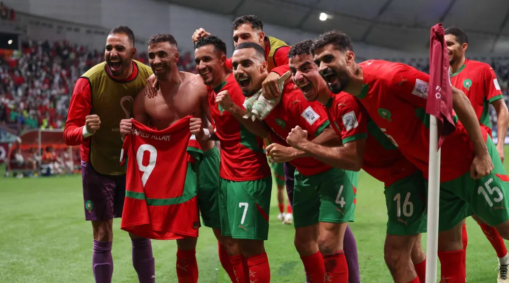 لاعبو المغرب يحتفلون ببلوغ نهائي كأس العرب (أ.ف.ب)