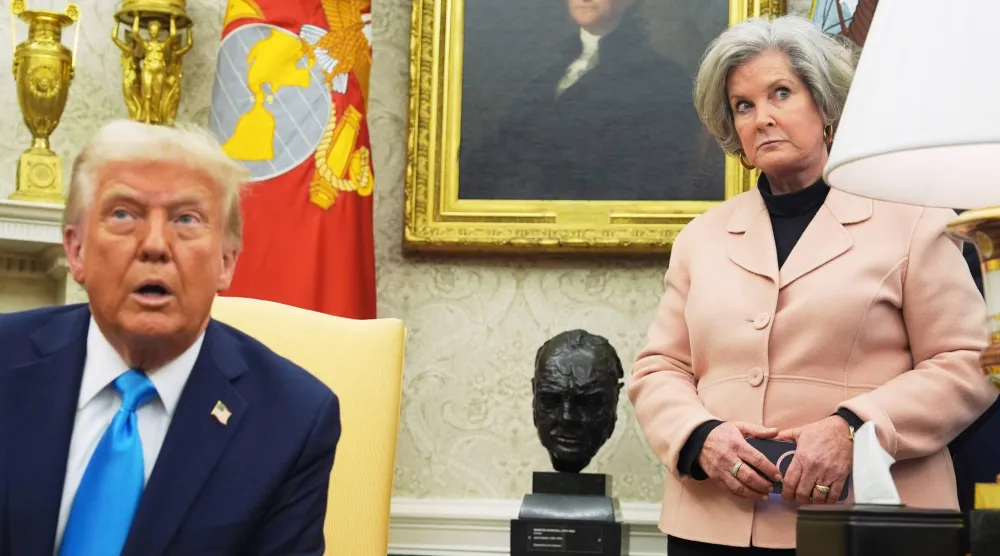 تُعد سوزي وايلز أول امرأة تتولى منصب رئيس موظفي البيت الأبيض وهي من أبرز الشخصيات القوية المقربة من الرئيس ترمب (أ.ب)