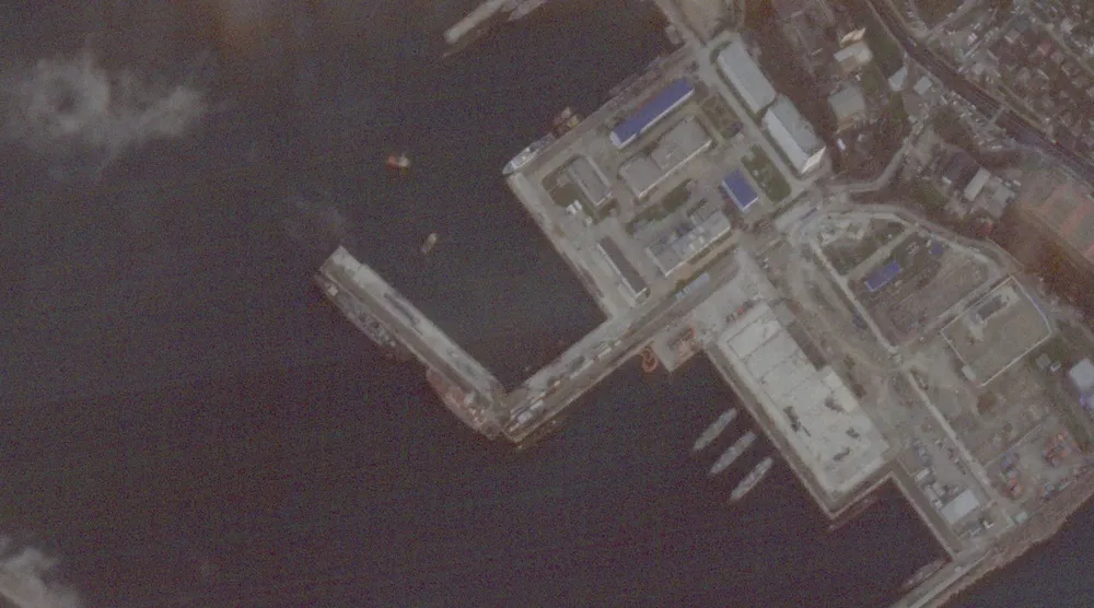 تظهر صورة التقطها قمر اصطناعي ميناء نوفوروسيسك بعد ما وصفته أوكرانيا بهجوم وقع في نوفوروسيسك كراسنودار كراي روسيا (رويترز)