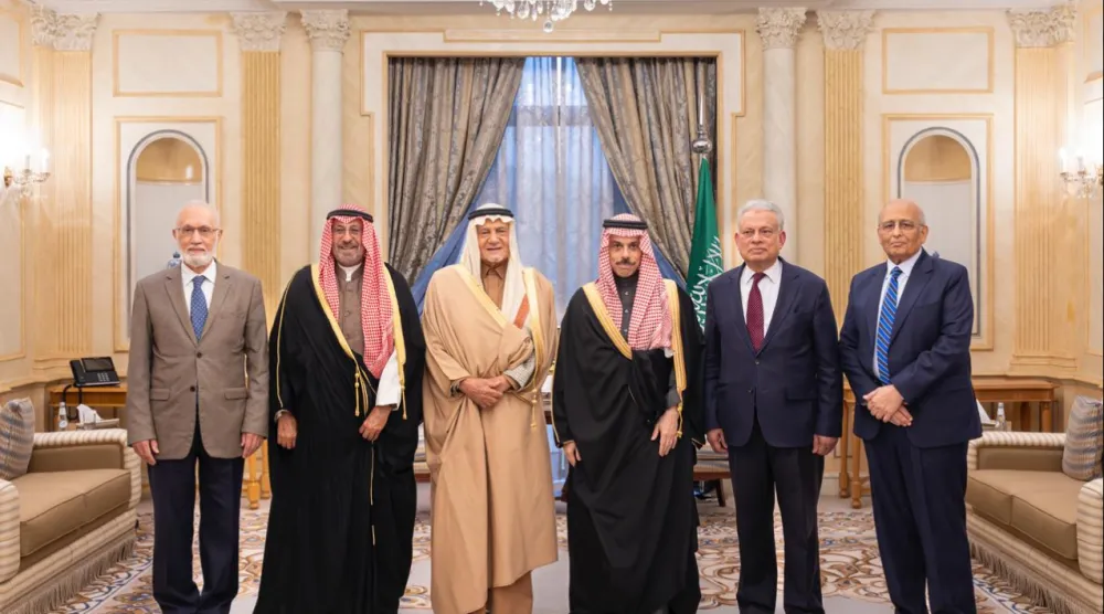 وزير الخارجية السعودي خلال استقباله رئيس مجلس أمناء وأعضاء مركز أكسفورد للدراسات الإسلامية (واس)