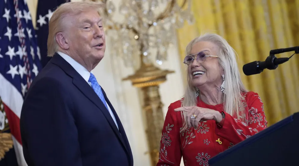 دونالد ترمب وميريام أديلسون (إ.ب.أ)