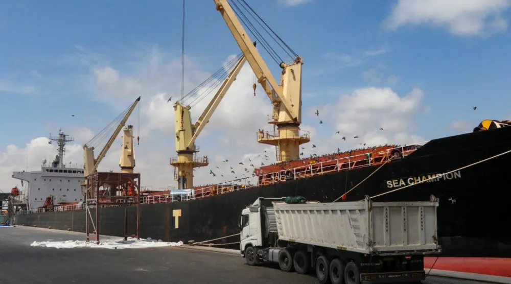 سفينة شحن أميركية راسية في ميناء عدن (أرشيفية - رويترز)