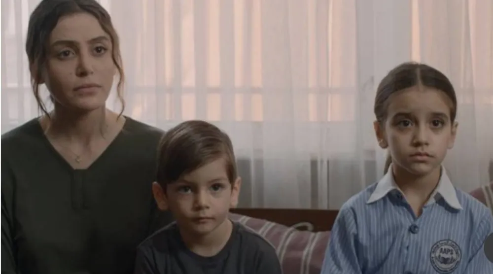 الطفلان شادي وجولي مع والدتهما سلمى في المسلسل (فيسبوك)