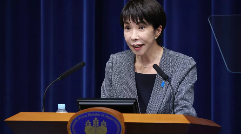 رئيسة وزراء اليابان ساناي تاكايتشي في مؤتمر صحافي بمكتبها بالعاصمة طوكيو (أ.ب)
