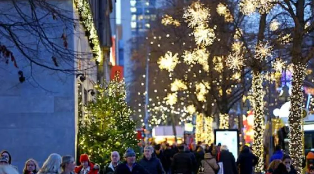 يمشي أشخاص خارج متجر «كاوفهاوس ديس فيستنز» خلال موسم عيد الميلاد في برلين (رويترز)