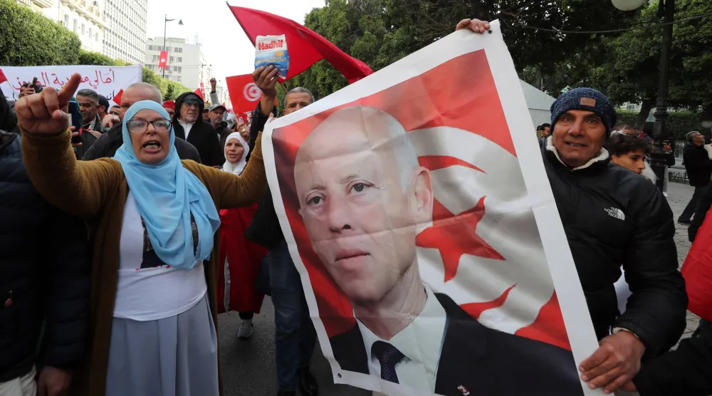 أنصار الرئيس التونسي يتظاهرون لدعمه وسط العاصمة (إ.ب.أ)